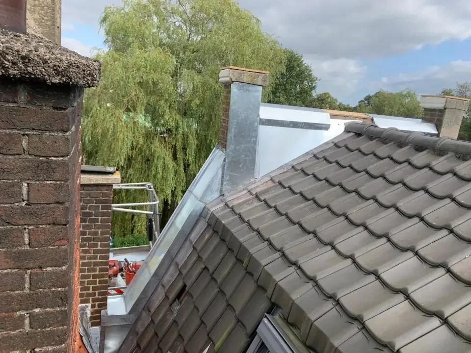 Schoorstenen en aansluitingen op een grijs pannendak